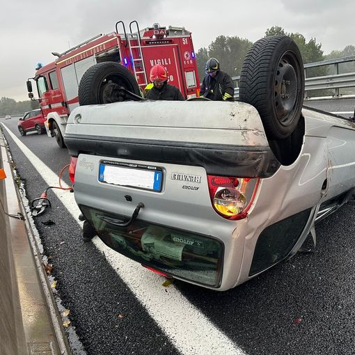 Incidente sulla Torino-Pinerolo all'altezza di Piscina: un'auto si ribalta sulla carreggiata
