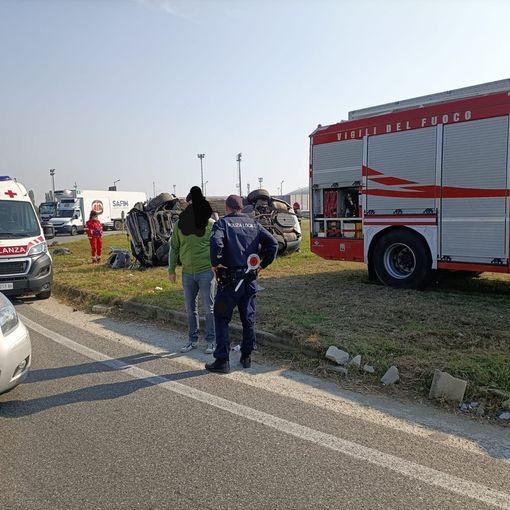 L'auto ribaltata a Nichelino