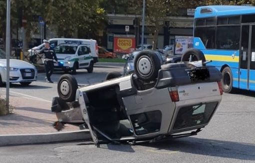 Moncalieri, paura per una Panda che si ribalta alla rotatoria Boffa: solo ferite lievi per il conducente