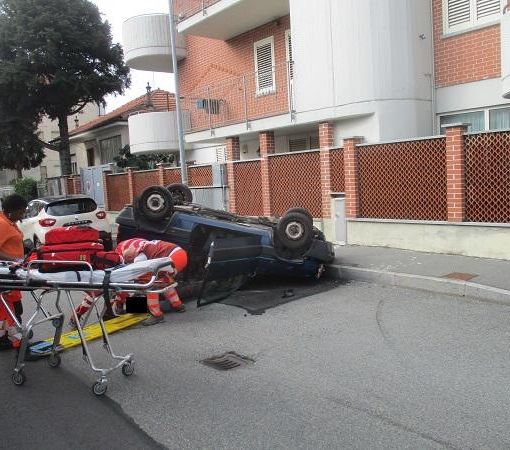 Incidente a Nichelino, auto si ribalta: pensionato finisce in ospedale
