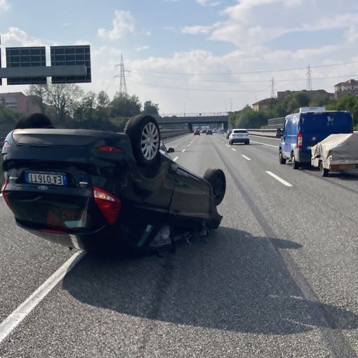 Incidente in tangenziale nord: auto ribaltata, due feriti