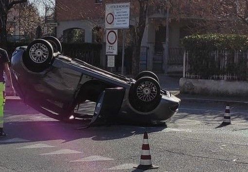 auto ribaltata