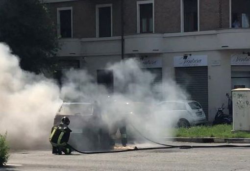 Incidente in corso Trapani, auto prende fuoco fuori dal sottopasso [FOTO e VIDEO]