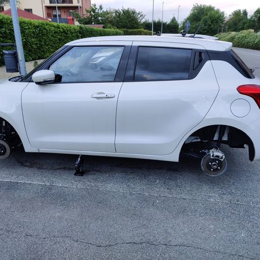 Ladri di (pezzi di) auto di nuovo in azione a Nichelino