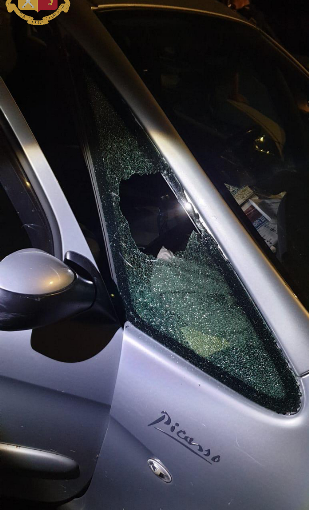 Scassinatore apre un'auto e dentro trova una piccola “enoteca”: la polizia lo scopre con una refurtiva di vini pregiati