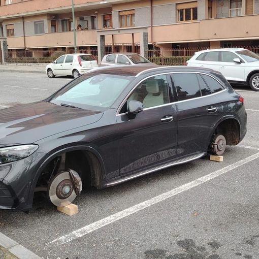 Mercedes &quot;spolpata&quot; in strada a Torino: ecco cosa è successo