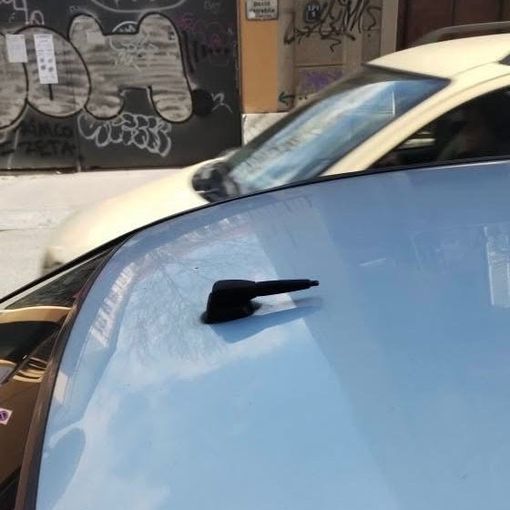 Notte da dimenticare, i soliti vandali spaccano le antenne della auto in sosta