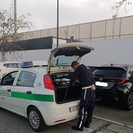 I civich sequestrano pezzi di ricambio e ciclomotori rubati trovati nelle cantine di uno stabile in via Bologna I civich sequestrano pezzi di ricambio e ciclomotori rubati trovati nelle cantine di uno stabile in via Bologna