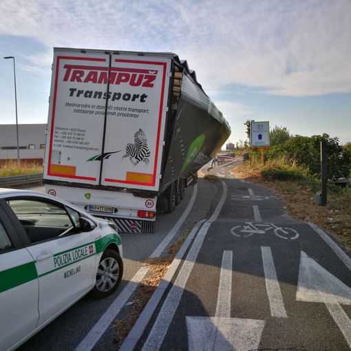 Nichelino, autoarticolato perde il carico e inonda di liquido la strada