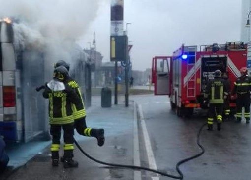 L'incendio sulla linea 46 (immagine di repertorio)
