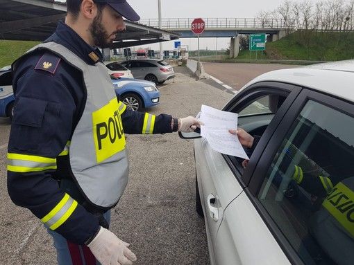 Coronavirus, ecco la nuova autocertificazione che si userà da domani: non occorrerà specificare i nomi e l'indirizzo di congiunti e fidanzati