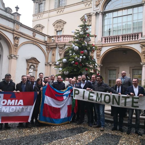Il Piemonte dice sì all'autonomia differenziata come regalo di Natale: la Lega canta Gipo (VIDEO)