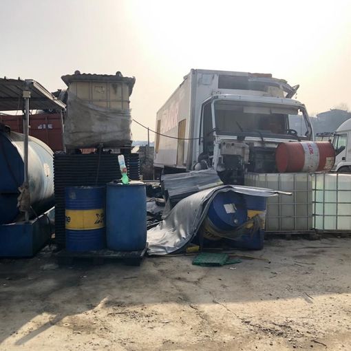 l'autoriparazione trasformata in discarica l'autoriparazione trasformata in discarica