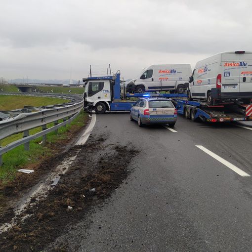 Autotreno si intraversa in tangenziale: nessun ferito ma svincolo Falchera chiuso al traffico