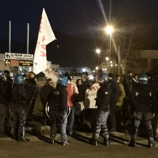 Sindaci, imprenditori, sindacalisti e &quot;madamin&quot; ad Avigliana per la Torino-Lione: i No Tav fuori in protesta (VIDEO)