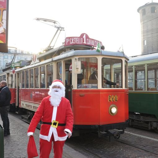 Torino, in viaggio sul tram storico con Babbo Natale