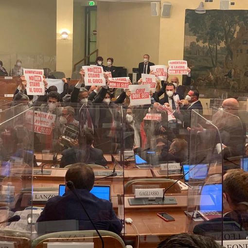 Gioco d'azzardo, bagarre in Consiglio regionale: arriva il &quot;canguro&quot; e le opposizioni occupano l'aula