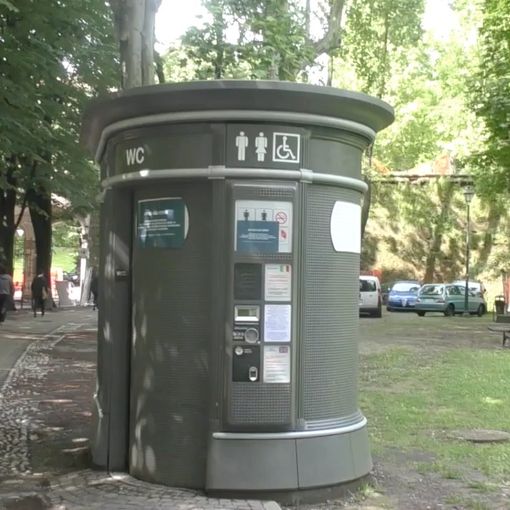 A Torino “tutti liberi”, ma i bagni pubblici sono chiusi: andare ai servizi è un miraggio [VIDEO]
