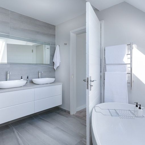 Come illuminare il bagno moderno