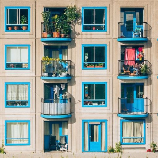 Balconi fioriti e colorati di un condominio