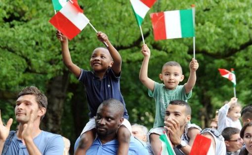 &quot;Torino Non Dimentica&quot;: un fiore per ricordare le vittime dell'immigrazione e chiedere di cancellare i Decreti Sicurezza