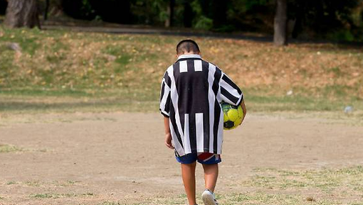 Dal tutti a casa alla ripetizione: si rigiocherà il 26 aprile Venaus-Lascaris, la partita sospesa per il comportamento becero di un genitore in tribuna