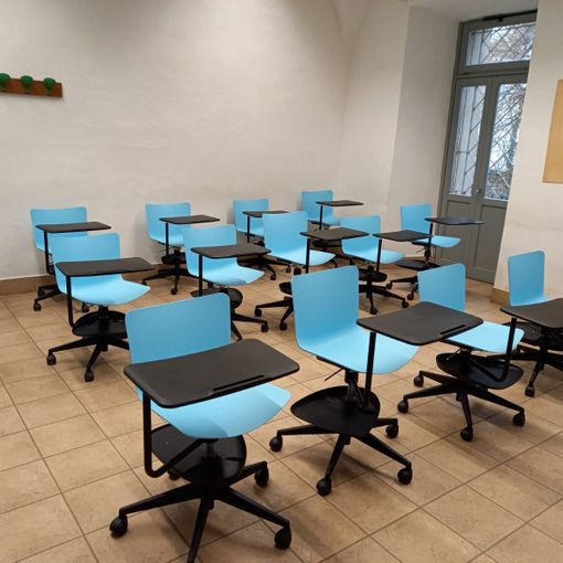 banchi a rotelle in un'aula di scuola