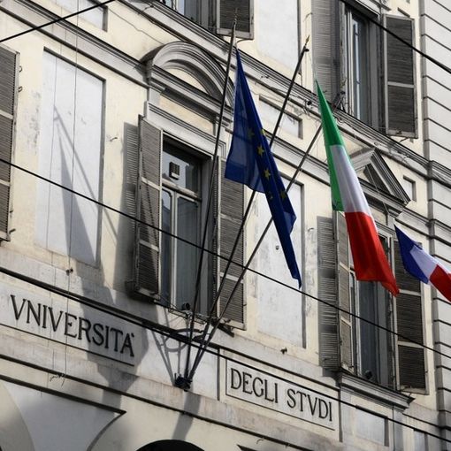 Anche l'Università di Torino espone la bandiera francese