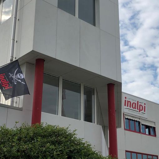 Inalpi, una bandiera sullo stabilimento di Moretta come i pirati di Jobs