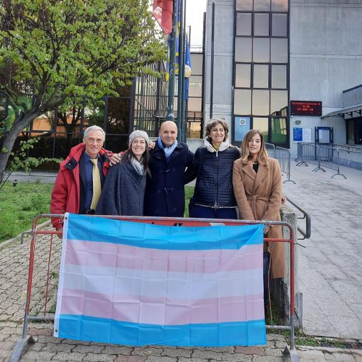 Transgender Day of Remembrance: la bandiera esposta nella sede della Circoscrizione 8