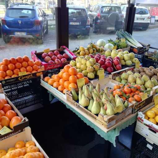 Banchi di frutta e verdura al bar Caffetteria del Re di corso Re Umberto