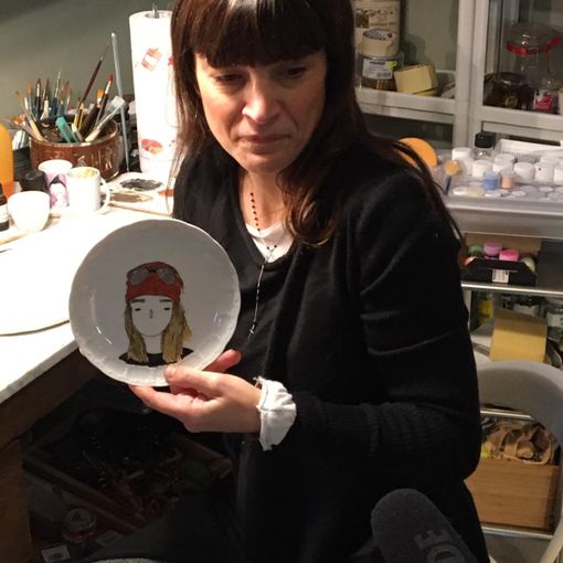 “Disegno con la semplicità di un bambino per strappare una lacrima o un sorriso alle persone”: l’artista Barbara Giovinazzo si racconta [FOTO]