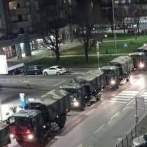 I camion militari a Bergamo carichi di bare con i morti da Covid