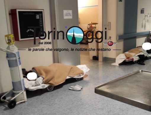 Troppi ricoveri: all'ospedale di Rivoli finiscono le barelle, pazienti sistemati per terra [FOTO E VIDEO]