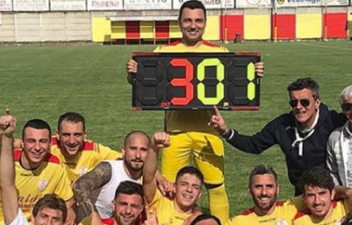 Manuele Barison nel giorno dei festeggiamenti per i 300 gol nel calcio piemontese