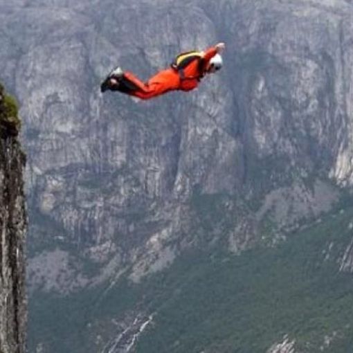 Problema mentre si lancia con tuta alare, morto 46enne base jumper torinese