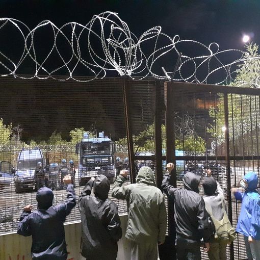 No Tav, tensione nella notte a Chiomonte, tra battitura, tagli delle reti e lanci di lacrimogeni