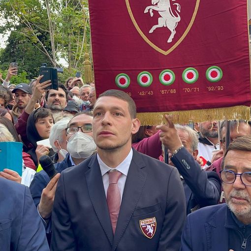 belotti e don riccardo di fronte alla lapide