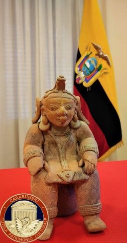 I carabinieri restituiscono all'Ecuador 295 reperti archeologici provenienti dal traffico illecito