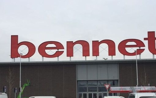 Ruba magliette al Bennet e se le infila tutte addosso: fermato dalle guardie di sicurezza