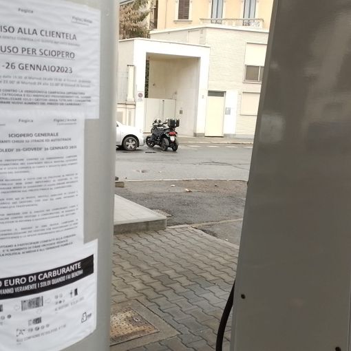 benzinaio chiuso e presidio piazza castello