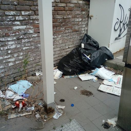 La “trasformazione” del benzinaio di corso Potenza: da distributore a discarica a cielo aperto