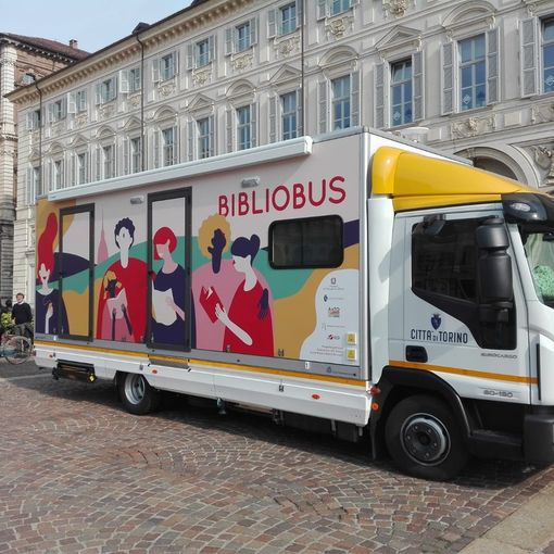 Il Bibliobus porta i libri in periferia: oggi una fermata di fronte all'ex Biblioteca Mirafiori