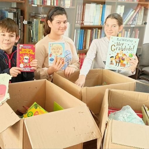 bimbi che leggono libri