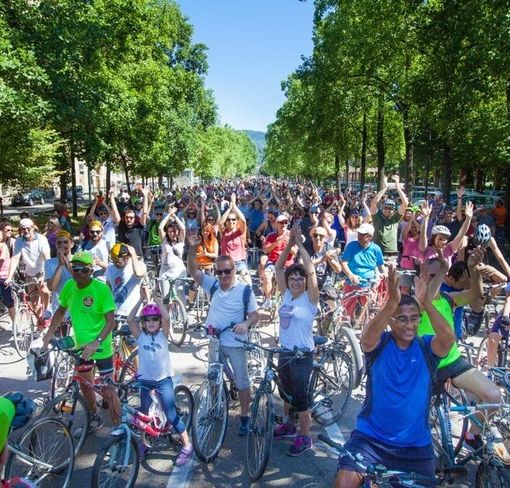 Persone in bicicletta