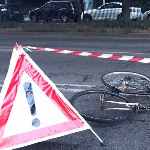 Identificato il ciclista morto dopo essere stato travolto da un'auto della polizia: indagini sulla dinamica