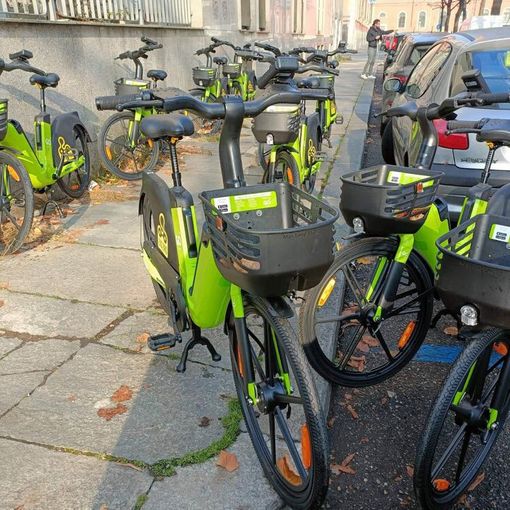 San Salvario: biciclette accatastate sul marciapiede, per i passanti diventa uno slalom