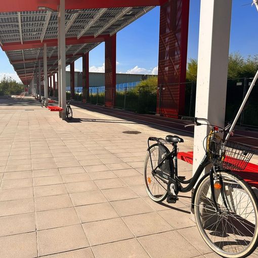 Bicicletta legata a un palo su una ciclabile