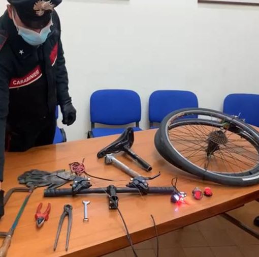 Ladro di biciclette prima rubava i mezzi a pedali e poi li smontava: arrestato