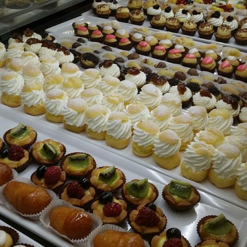 dolci e paste in una vetrina di pasticceria